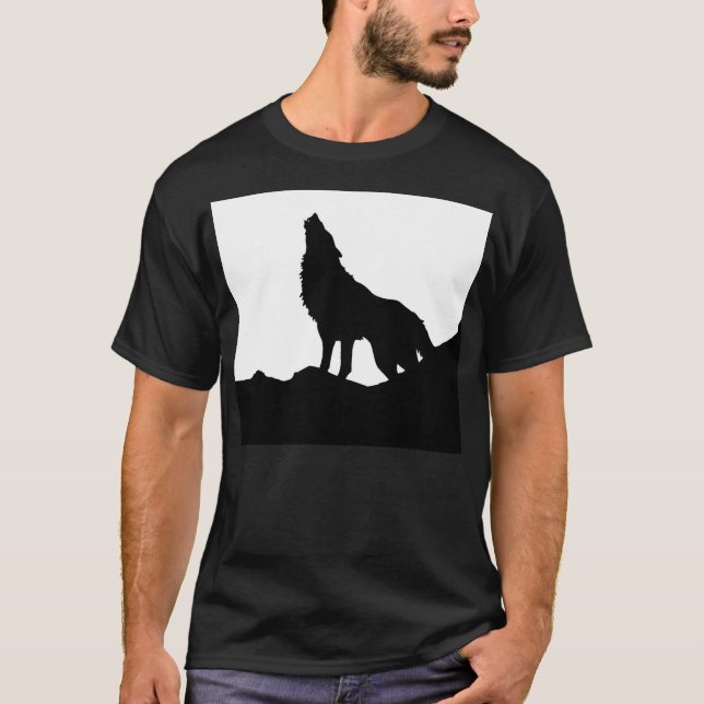 T-shirt Loup solitaire debout sur une colline (Devant)