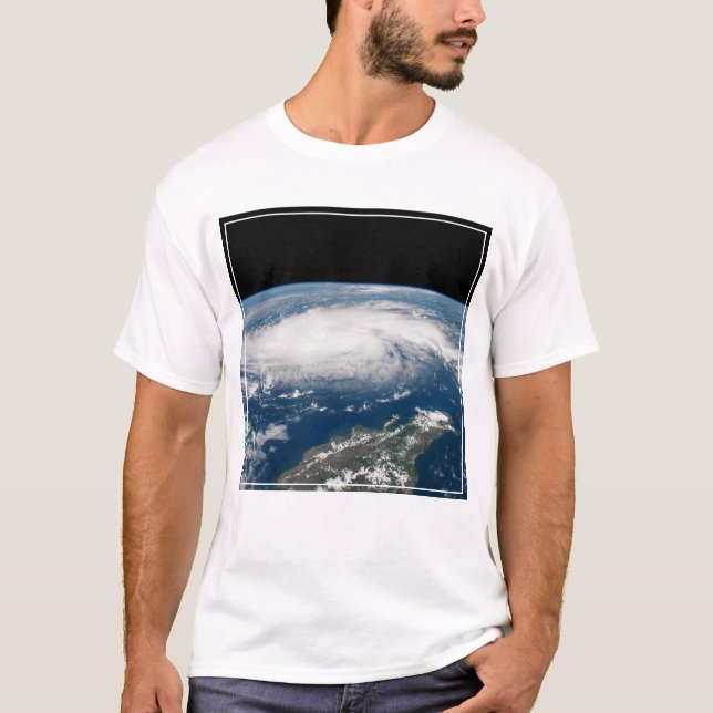 T-shirt L'Ouragan Dorian Au-Dessus De L'Océan Atlantique. (Devant)