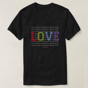 T-shirt LOVE (est tout ce dont vous avez besoin) - Une che