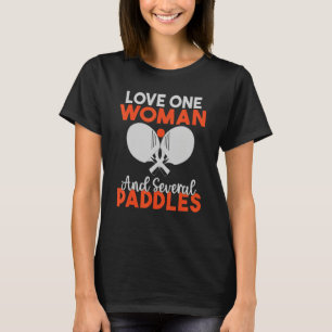 T-shirt Love on Woman et plusieurs paddles tennis de table