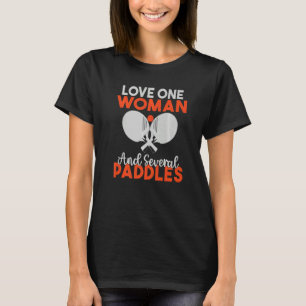 T-shirt Love on Woman et plusieurs paddles tennis de table