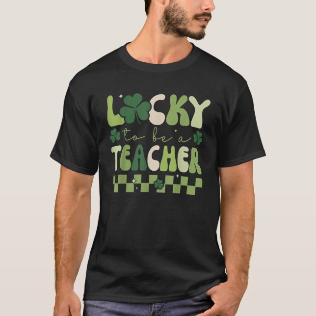 T-shirt Lucky To Be A Teacher Groovy Retro Shamrock St Pat (Devant)