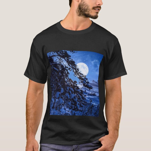 T-shirt Lune sur le sapin enneigé et la côte de la mer la  (Devant)