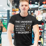 T-shirt L'Univers Est Fait De Protons Neutrons Morons<br><div class="desc">L'Univers Est Fait De Protons Neutrons Electrons et Morons Amateurs de physique</div>