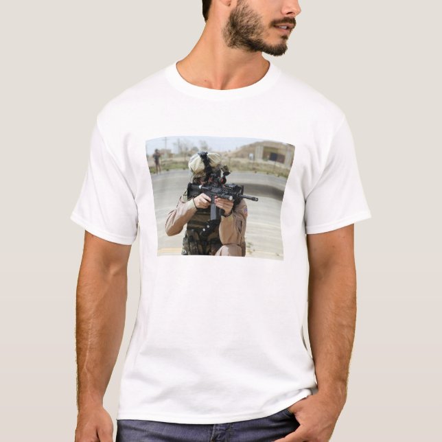 T-shirt L'US Air Force Airman assure la sécurité (Devant)