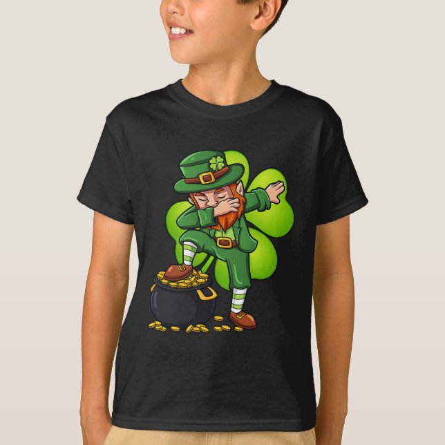 T-shirt Lutin qui se d dabbing avec trèfle Saint Patrick  (Devant)