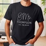 T-shirt M. White Modern Script Mariage personnalisé<br><div class="desc">Scénario de calligraphie blanche chic et moderne "Mr", le tee - shirt mariage masculin dispose d'un texte personnalisé qui peut être personnalisé avec le nom de famille du marié et la date/la date mariage établie. Parfait pour les nouveaux mariés à porter pendant la lune de miel et au-delà! Visitez notre...</div>