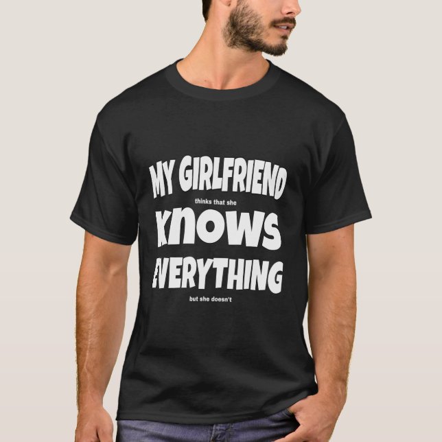 T-shirt Ma copine Connaît Tout Slogan Girlfriend (Devant)