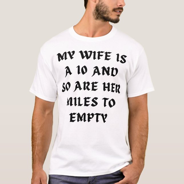 T-shirt Ma Femme A 10 Ans Et Ses Miles Sont Vide. (Devant)