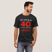T-shirt Ma Femme A 40 Ans Et fume Encore Chaud 1982 40t (Devant entier)