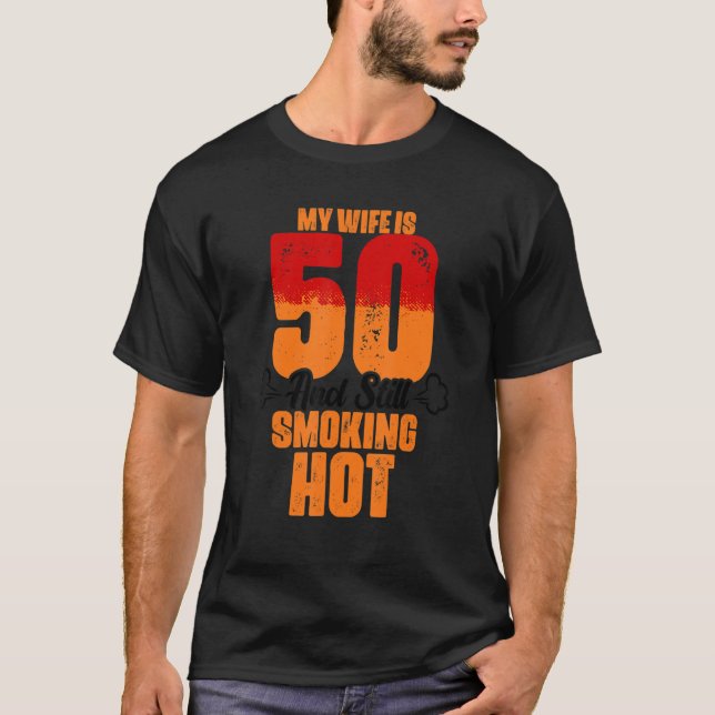 T-shirt Ma Femme A 50 Anniversaire Et fume Encore Chaud (Devant)