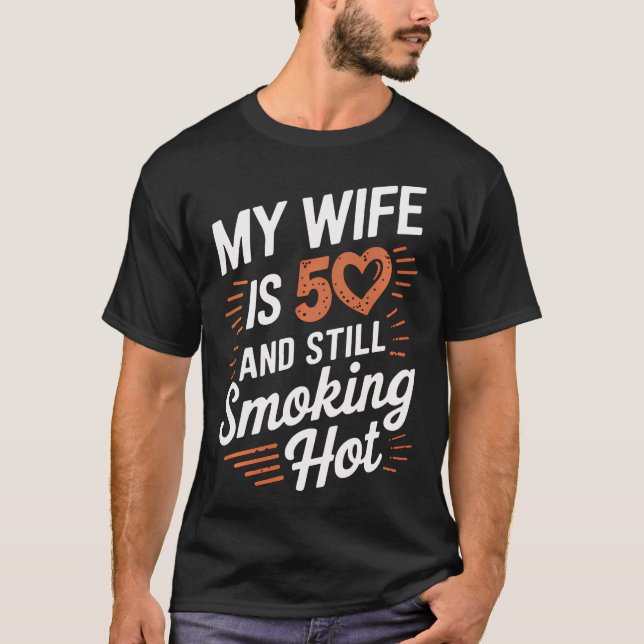 T-shirt Ma Femme A 50 Ans Et Fume Encore Chaud (Devant)
