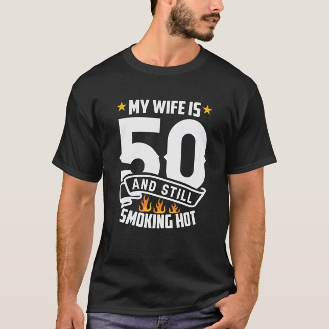 T-shirt Ma Femme A 50 Ans Et fume Encore Hot Drôle Bir Fem (Devant)
