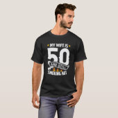 T-shirt Ma Femme A 50 Ans Et fume Encore Hot Drôle Bir Fem (Devant entier)