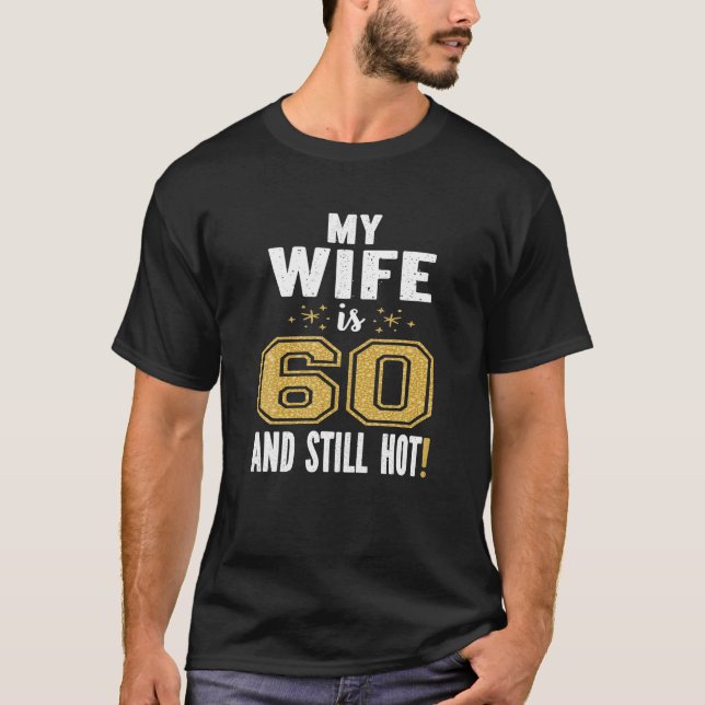 T-shirt Ma Femme A 60 Ans Et Encore Chaud 60E Cadeau Pour (Devant)