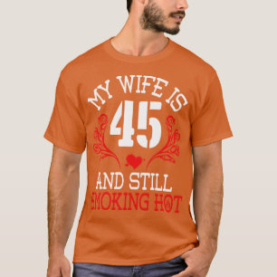 T-shirt Ma Femme Est Âgée De 45 Ans Et Fumant Encore Hot H