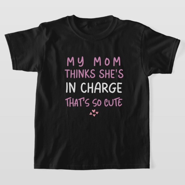 T-shirt Ma mère pense qu'elle est aux commandes (Poser)