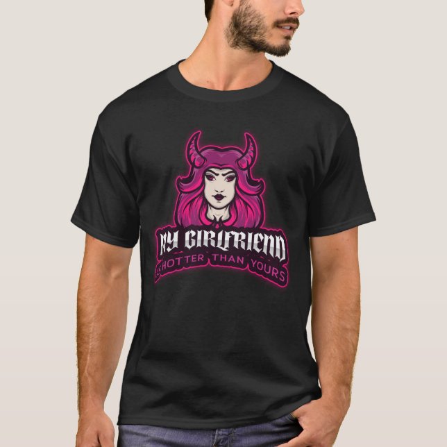 T-shirt Ma petite amie est plus chaude que ta douce tee -  (Devant)