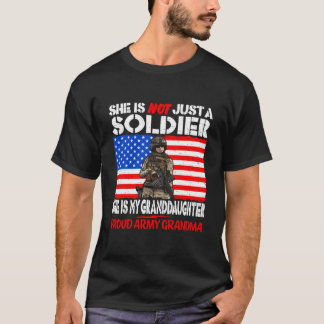 T-shirt Ma Petite-Fille Est Un Soldat Militaire Fière Armé