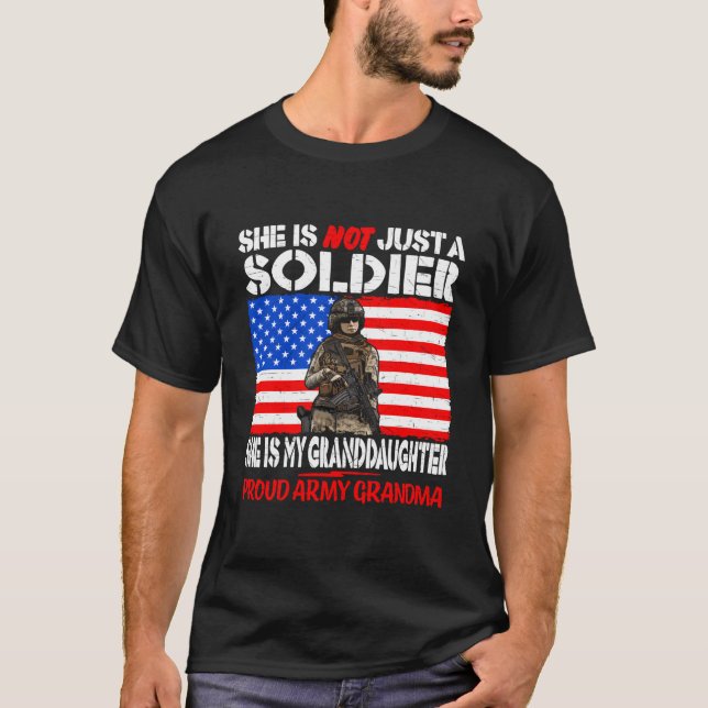 T-shirt Ma Petite-Fille Est Un Soldat Militaire Fière Armé (Devant)