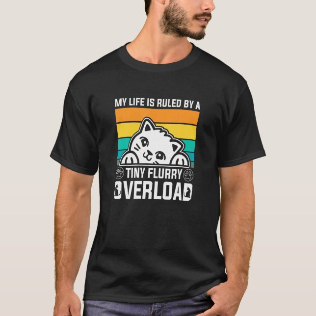 T-shirt Ma Vie Est Dirigée Par Un Chat À Surcharge De Flur (Devant)