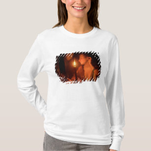 T-shirt Madame Admiring An Earring par lueur d'une bougie