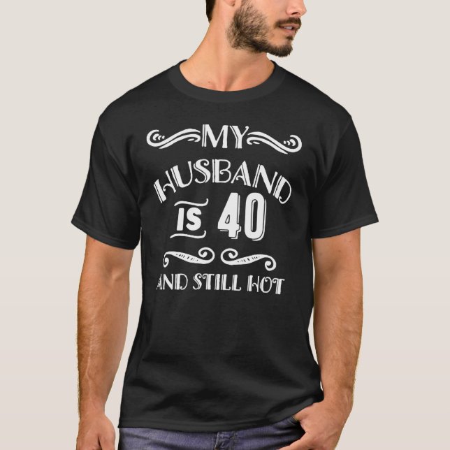 T-shirt Magasin D'Éthrift Étrange Mon Mari A 40 Ans Et Res (Devant)