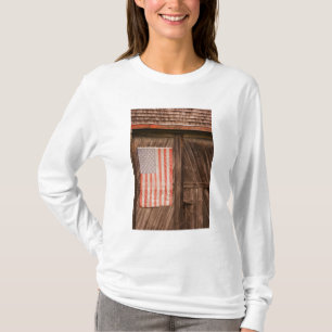 T-shirt Maine, Drapeau américain décoloré sur la porte d'u