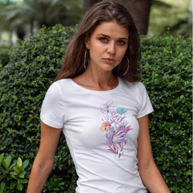 T-shirt Mains Avec Fleurs Et Feuilles (Créateur téléchargé)
