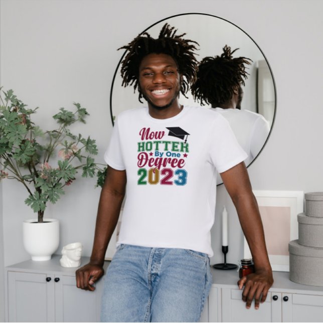 T-shirt Maintenant Hotter By One Degree 2023 Grad (Créateur téléchargé)