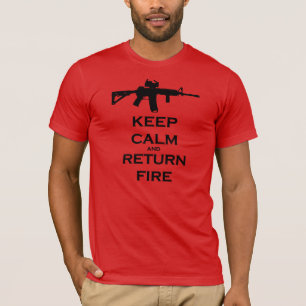 T-shirt Maintenez calme et le feu de retour AR15 ouvrent