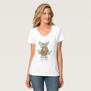 T-shirt Mama Sloth tenant une fentes pour bébé dans ses br