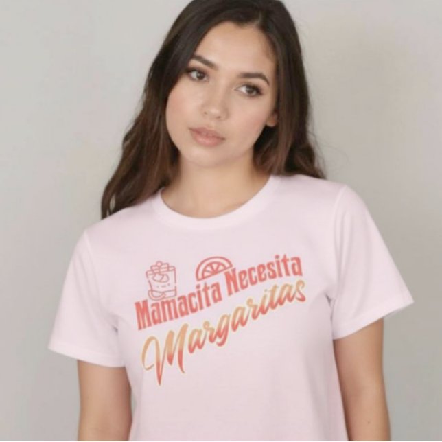 T-shirt Mamacita Necesita Margaritas Script rose (Mamacita Necesita Margaritas Script Pink T-Shirt.)