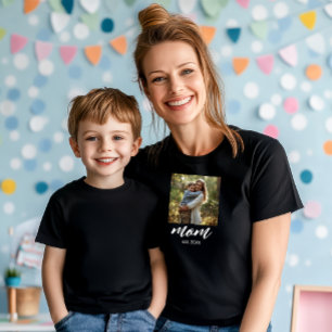 T-shirt Maman a établi la fête des mères photo