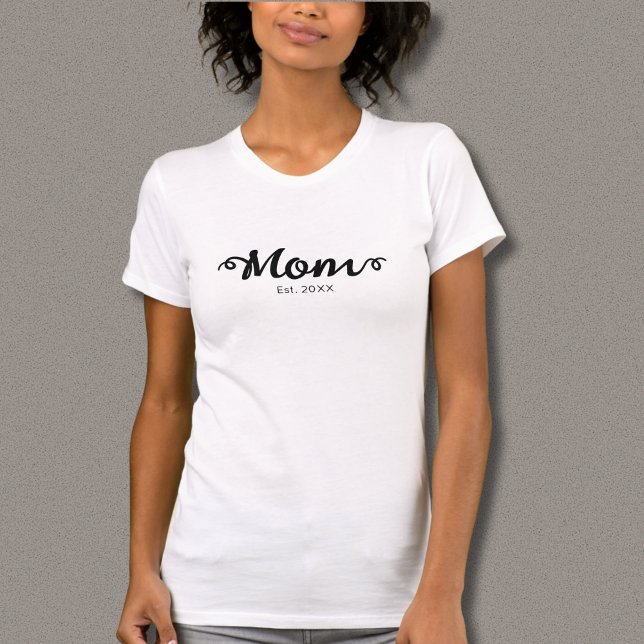T-shirt Maman a établi le script noir (Mom Established Black Script T Shirt with Established Date, Script Text.)
