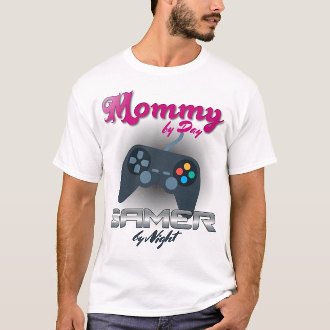 T-shirt Maman by Day, Gamer by Night Men's Cut Tee (Devant)