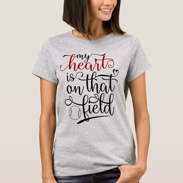 T-shirt Maman de baseball - "Mon coeur est sur ce terrain" (Devant)