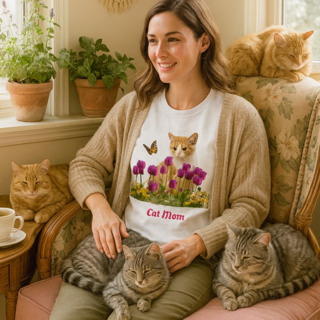 T-shirt Maman de chat mignon / Chat orange tabby blanc (A delightful t-shirt, perfect for the "cat mom" on your gift list. Featuring an orange tabby kitten )