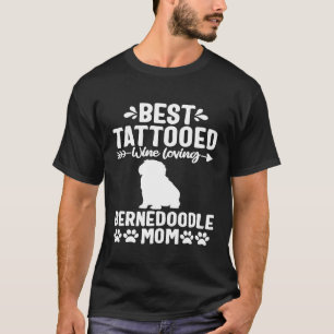 T-shirt Maman de chien tatouée amatrice de vin Bernedoodle