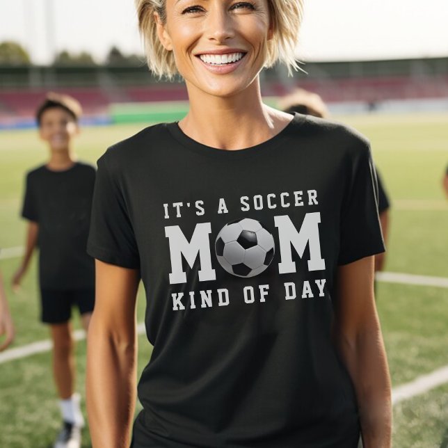 T-shirt Maman de football un peu noir de jour (Soccer Mom Kind of Day Black T-Shirt
)