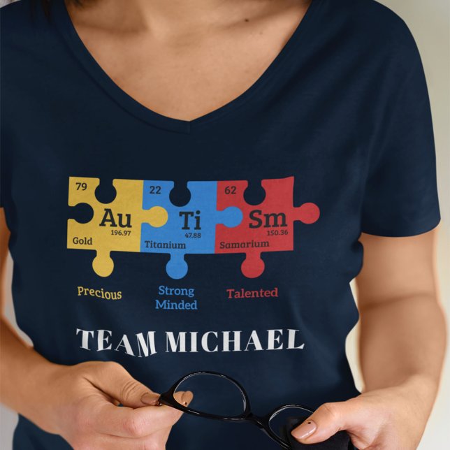 T-shirt Maman de la famille de correspondances de Sensibil (Autism Awareness Team Name Periodic Table T-Shirt)