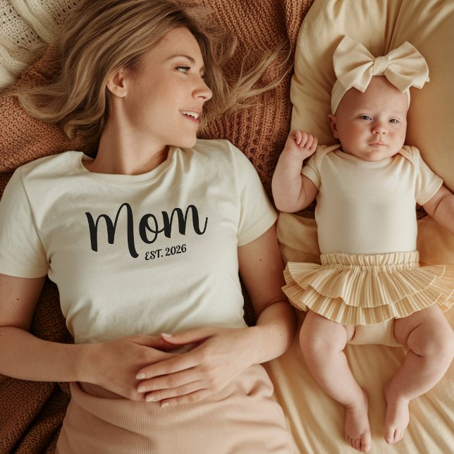 T-shirt Maman de l'Écriture Noire Établie (Mom Established Year Simple Script Mother's day T-Shirt mothers day gifts ideas new parents mommy be)