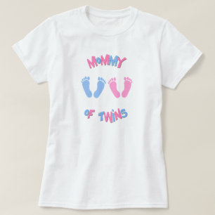 T-shirt Maman des empreintes de pas jumelles de bébés