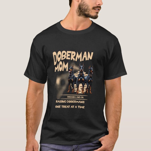 T-shirt Maman Doberman élevant des Dobermans un friandise  (Devant)