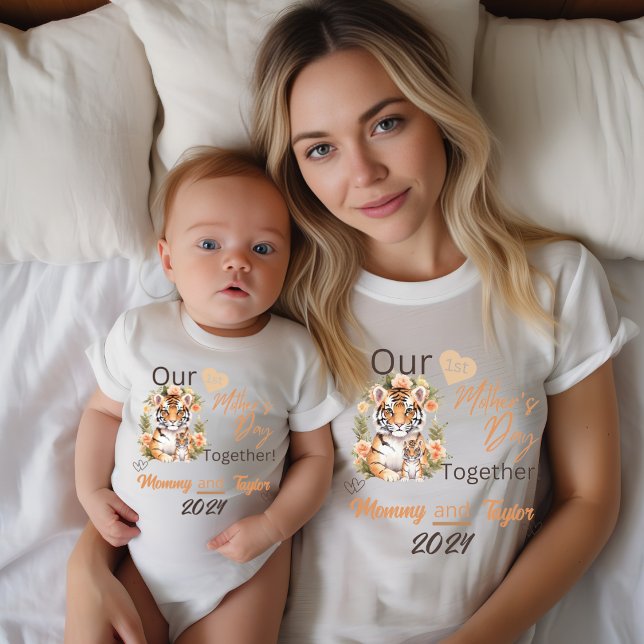 T-shirt Maman en train de rapporter le tigre Notre premièr (Mom Matching. Tiger and Cub. Our Firt Mother;s day Together)