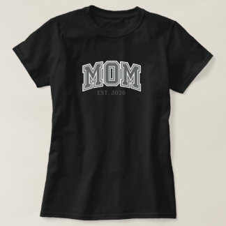 T-shirt MAMAN EST. 2026 Typographie de Lettre | Papa'