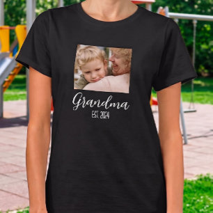 T-shirt Maman est devenue grand-mère, écriture blanche min