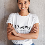 T-shirt Maman | Modern Mum Kids nomme la fête des mères<br><div class="desc">Simplement,  design "Mummy" élégant sur mesure dans la typographie minimaliste moderne qui peut être facilement personnalisé avec des noms d'enfants ou votre propre message spécial. Le cadeau unique parfait pour une nouvelle maman,  le jour de la mère,  l'anniversaire de maman ou juste parce que!</div>
