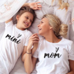 T-shirt Maman moderne script Fête des mères<br><div class="desc">Maman maman moderne Maman's Day T-shirt avec élégant script</div>
