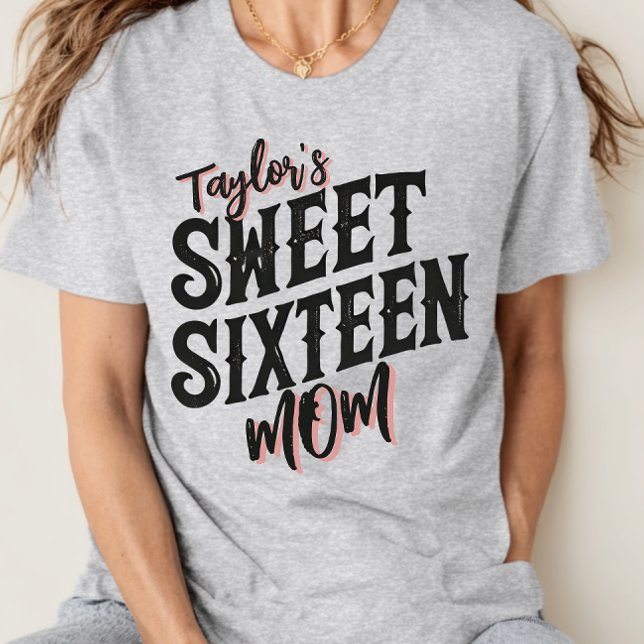T-shirt Maman Sweet Sixteen Moderne Texte Noir et Rose (Sweet sixteen mom t-shirt in gray with bold black and pink lettering, casual modern style.)